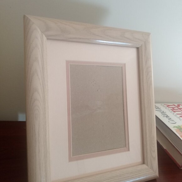 Intecraft Cream Picture Frame holds a 5x7 picture. Good Condition - Picture 3 of 3